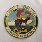 MILITARIA (R01) - Emblema em metal da ACADEMIA DA FORÇA AÉREA - ESQUADRÃO DE INSTRUÇÃO. Mede aprox. 6,3 cm de diâmetro.