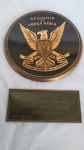 MILITARIA (R03) - Emblema da ACADEMIA DA FORÇA AÉREA (14,5 cm de diâmetro) e PLACA em agradecimento pelos Relevantes Serviços Prestados dirigida ao Tenente Coronel Aviador Luiz Carlos de Lacerda Abreu Lima datada de janeiro de 1984 - Campo Fontenelle