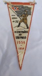 MILITARIA (R08) - MARAVILHOSA FLÂMULA em Homenagem aos Heróis da Revolução de 32 distribuída durante os festejos do IV Centenário da Cidade de São Paulo (1554 / 1954). Mede aprox. 24 cm.