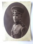 MILITARIA - Revolução de 1932 - Retrato de oficial do exército com uniforme completo em papel fotográfico de época , medindo 22x 15,5cm.
