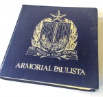 MILITARIA - Raro livro ARMORIAL PAULISTA com todos os brasões de armas das cidades paulistas coloridos! Capa dura em baixo relevo metalizado e ilustrações internas com tinta metálica. Única edição de 1982. 