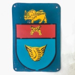 MILITARIA - Placa em metal com brasão pintado com o uso de stencil do Centro de Suprimentos da PM de São Paulo. Trata se de interessante souvenir, pois a placa teria pertencido a um blindado da corporação. Medidas 18 X 22 cm.