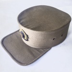 MILITARIA - Raro quepe caqui da Força Pública de São Paulo, também conhecido como bico de pato. Em excelente estado de conservação, completo com distintivo esmaltado.