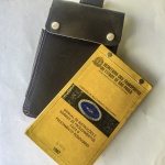 MILITARIA - Antigo porta talonário em couro marrom, com talão da Polícia Rodoviária de São Paulo.