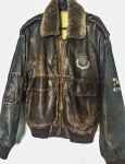 MILITARIA - Linda jaqueta modelo aviador, em couro legítimo, envelhecida e com pintura alusiva a 2a Guerra Mundial tamanho M, marrom. Acompanha gola destacável.