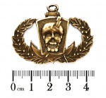 Militaria - Emblema da Marinha do Brasil. Peça ainda não identificada. Exemplar, muito provavelmente, destinado a placas de presenteação, pois não possui marcas de pinos no verso. Peça em excelente estado de conservação. O emblema mede 4,4 cm de comprimento X 3,3 cm de altura máxima. 