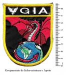 Militaria- Emblema de tecido do Grupamento de Infraestrutura e Apoio, Unidade da Força Aérea Brasileira (FAB). O emblema se encontra em muito bom estado de conservação e mede 8,3 cm  de altura X 6,7 cm de largura.