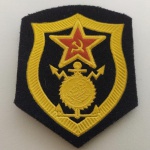 3. Insígnia Soviética da Unidade de Construção do Exército Vermelho. Insígnia feita em tecido emborrachado com estrela vermelha e símbolo da foice e martelo ao centro.