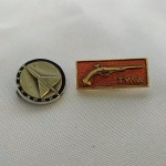 16. (2) Pins da URSS, sendo um com uma arma antiga e outro com um míssil.