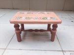 Pequena banqueta retangular, tira botas em madeira rosa com pintura floral e detalhes torneados. Medindo 39cm x 26cm x 22cm de altura.