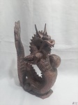 Escultura de dragão em madeira ricamente entalhada. Medindo 31cm de altura x 19,5cm de largura.