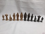 Jogo de 32 peças de xadrez em bronze trabalhado. Medindo o rei 8,5cm de altura.