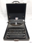Antiga maquina de escrever Remington Rand, no estojo. Funcionando perfeitamente.