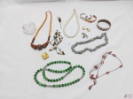 Lote de bijuterias diversas, composto de colares, pulseiras, etc.