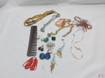 Lote de bijuterias diversas, composto de colares, pulseiras, etc.