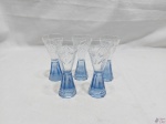 Jogo de 5 taças de licor em cristal lapidado com base pesada azul facetado. Medindo 9,5cm de altura.