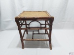 Pequena mesa de apoio em bambu com assento em palhinha. Medindo 31cm x 31cm x 35cm de altura.