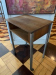 Bela mesa de apoio, funcional, de madeira com pernas em aço, com rodizios. Med. 48x35cm e 68cm de altura.  Déc. de 50.