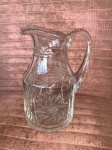 Excepcional jarra refresqueira, em grosso cristal, lapidação Checoslováquia, com sulcos e ramagens. Med. 23cm de altura.