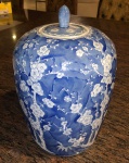 Belíssimo e grande potiche de porcelana oriental, no estilo azul e branco. Med.