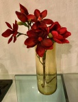 Belo vaso em demi cristal, no estilo contemporâneo. Med. 28cm de altura. Não acompanha as flores.