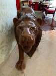Excepcional escultura de tamanho real, de madeira maciça entalhada, representando Leão. Med. 200cm de largura x 55cm e 92cm de altura. Retirada em Angra dos Reis - RJ.