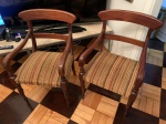 Belíssimo par de cadeiras de braço, no estilo Colonial Brasileiro. Início do séc. XX. Em excelente estado de conservação.