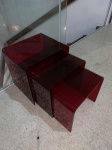 Conjunto com 03 mesas modulares em acrílico vermelho. Maior med. 40x33cm e 40cm de altura. Menor med. 35x33cm e 31cm de altura.