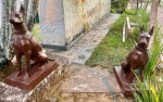 Excepcional par de esculturas de ferro fundido representando cachorro DOBERMANN. Med. 42x64cm e 98cm de altura, cada. Retirada em Angra dos Reis - RJ