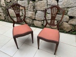 Excepcional par de cadeiras inglesas, de madeira nobre, encosto modelo dito harpa.