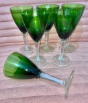 Belíssimo conjunto com 06 taças para vinho em cristal nacional, da déc. de 60, na cor verde esmeralda, com haste sextavada.