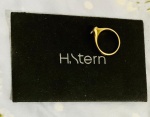 H STERN - Excepcional anel de ouro 18k, contendo 1 ct, de diamante. Lapidação brilhante. Aro 16. Acompanha card com numeração de autenticidade.
