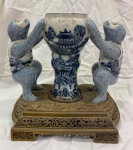 Antiga urna de porcelana oriental,no padrão Macau, com base de bronze. Med. aproximadamente 30x15cm e 35cm de altura. No estado. Apresenta sinais de restauro. Falta tampa.