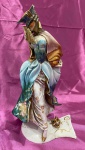 Bela escultura de porcelana, representando Dama. Apresenta discretos bicados. Med. aprox. 22cm de altura.