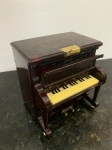 Antiga caixa porta joias, representando Piano. Caixa musical. Vendida no estado.
