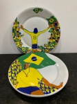 Par de pratos decorativos, tema Brasil. Med. aproximadamente 22cm de diâmetro, cada.