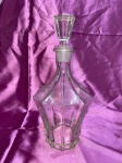 Belíssima garrafa licoreira de vidro moldado, da déc. de 40. No estilo Art Déco.