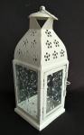 Belíssima lanterna para vela em metal vazado e vidro com singelos florais. Medida 22cm de altura.