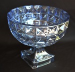Grande e pesado centro de mesa em cristal azulado. Medida 21,5 cm de altura e 24 cm de diâmetro.