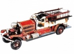 Grande carro de bombeiros em lata e metal remetendo aos modelos com MOTOR A VAPOR da década de 30'. MEDIDA 34 cm de comprimento.