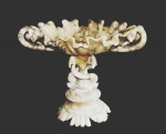 Magnífico centro de mesa de origem italiana, todo em alabastro, ricamente trabalhado, ostentando na parte superior bordas onduladas e corpo guirlandas e serpentes esculpidas com riqueza de acabamentos. Medida 22 x 36cm e 28 cm de altura. Peça em excelente estado de conservação. ATENÇÃO: Lote não pode ser enviado pelos correios.