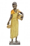 Grande e bela escultura de figura africana, confeccionada em material sintético com ricos acabamentos e policromia. Medida 36 cm de altura.