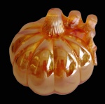 Abóbora em vidro iridescente com riqueza de acabamentos. Medida 10 cm de altura e 25cm de diâmetro.