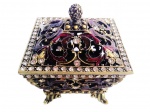 Porta joias em metal dourado cravejado de pedras lapidadas e com tampa trabalhada em forma de pinha. Medida 8x8cm