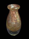 Vaso em vidro espesso tipo murano de com fragmentos internos de flocos de ouro. Medida 14,5 cm de altura.