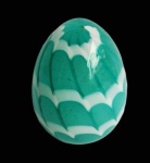 Espetacular ovo de Murano dito teia em belo tom. Medida 9,5 cm de altura.