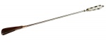 Espetacular calçadeira longa em metal cromado com belíssimo cabo de madre pérola. Medida 60cm de comprimento.