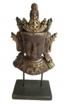 Escultura de Deusa Asiática em material sintético com base em madeira. Medida 32 cm de altura.