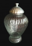 Grande potiche decorativo em vidro raiado com tampa na cor prata. Medida  40 cm de altura e 22cm de diâmetro.