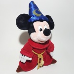 TURMA DO MICKEY - DISNEY - Figura em pelúcia do Mickey Feiticeiro da série Turma do Mickey, peça original Disney. Medindo 35,5cm de altura.